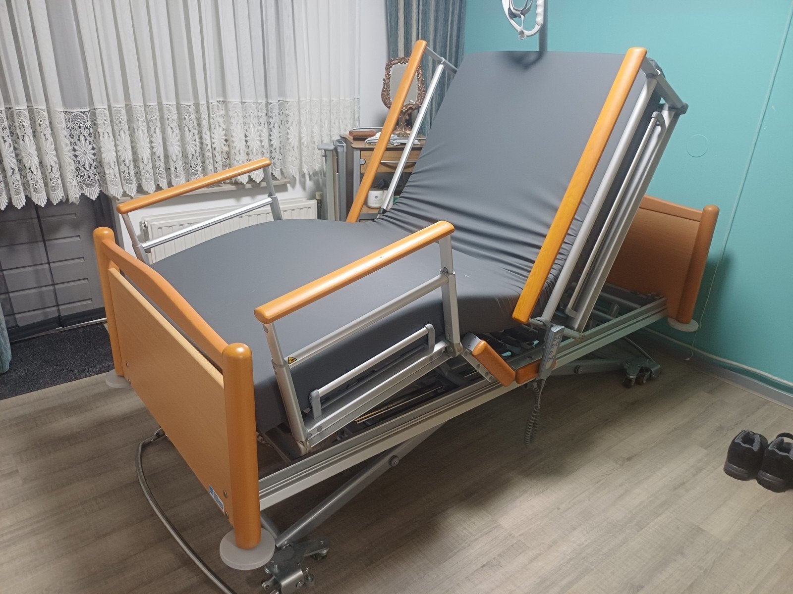 Verstelbaar ziekenhuisbed met houten ombouw, Huis en Inrichting, Slaapkamer | Bedden, Ophalen, 90 cm, Eenpersoons, Bruin