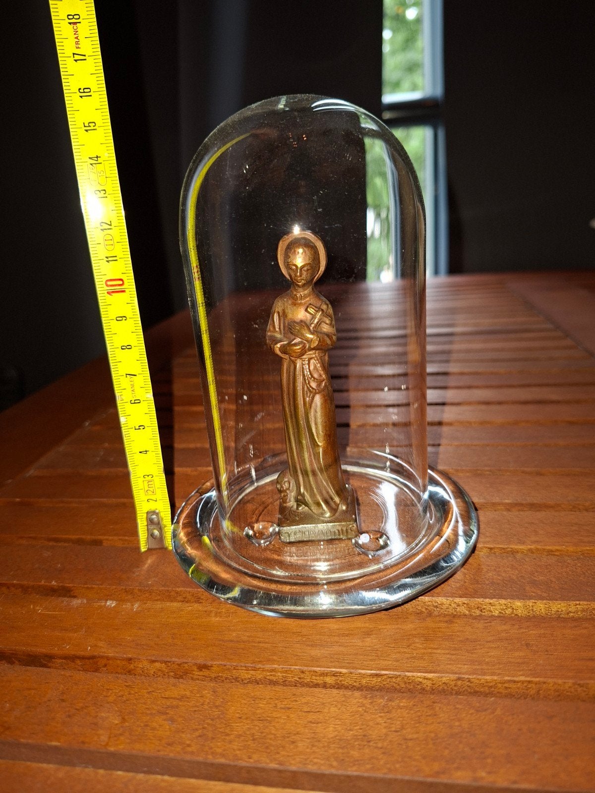 Vintage bronzen beeldje in glazen stolp, religieus, Ophalen of Verzenden