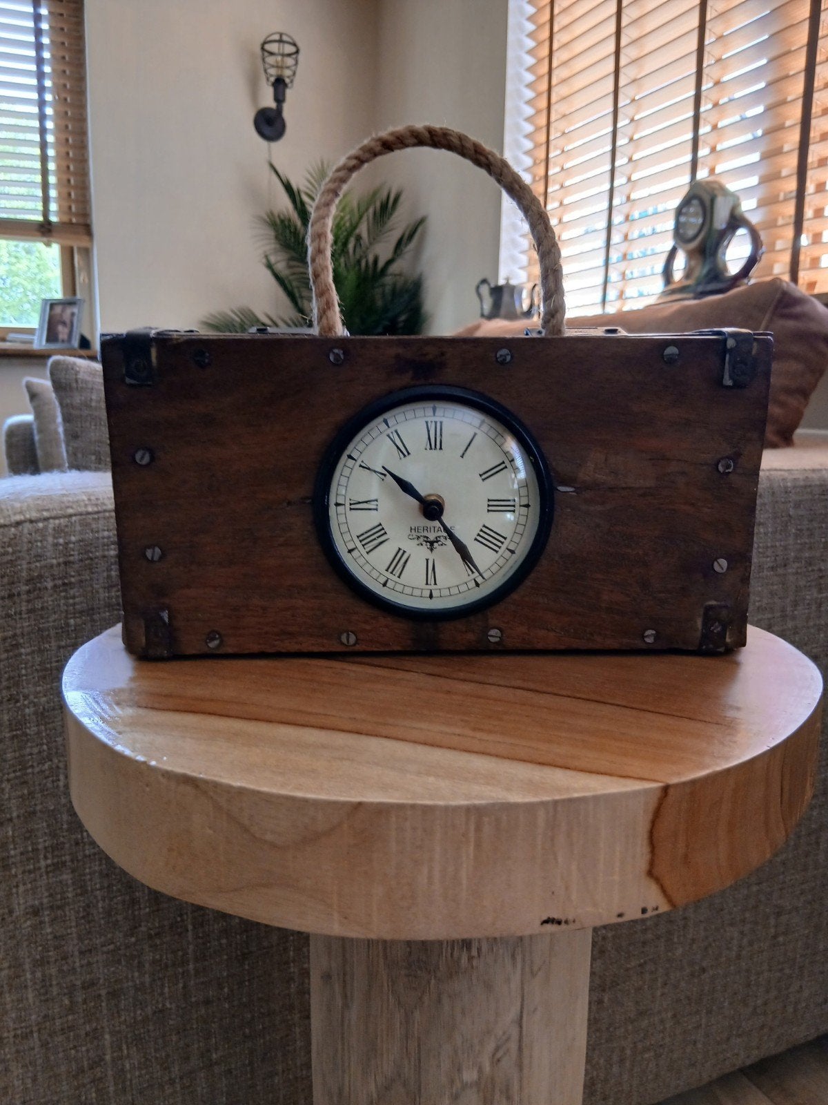 Unieke houten tafelklok met touw handvat, Landelijk, Ophalen of Verzenden, Gebruikt, Tafelklok
