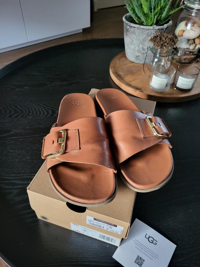 Mooie UGG slipper leer maat 40 zgan, Slippers, UGG, Bruin, Ophalen of Verzenden
