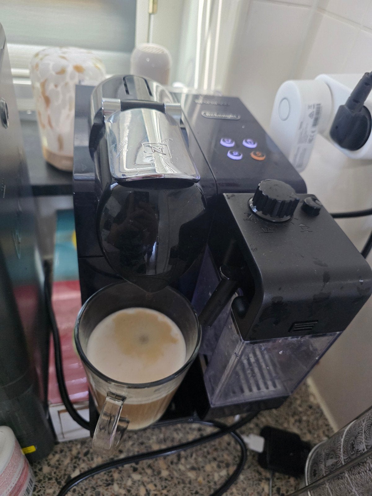 Nespresso De'Longhi Lattissima One - Zwart, Witgoed en Apparatuur, Koffiezetapparaten, Zo goed als nieuw, Koffiepads en cups, Espresso apparaat