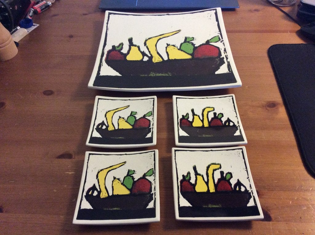 Vierkante set: bord 28 x 28 cm + 4 gebaksbordjes 11 x 11 cm, Huis en Inrichting, Ophalen of Verzenden, Aardewerk, Overige stijlen