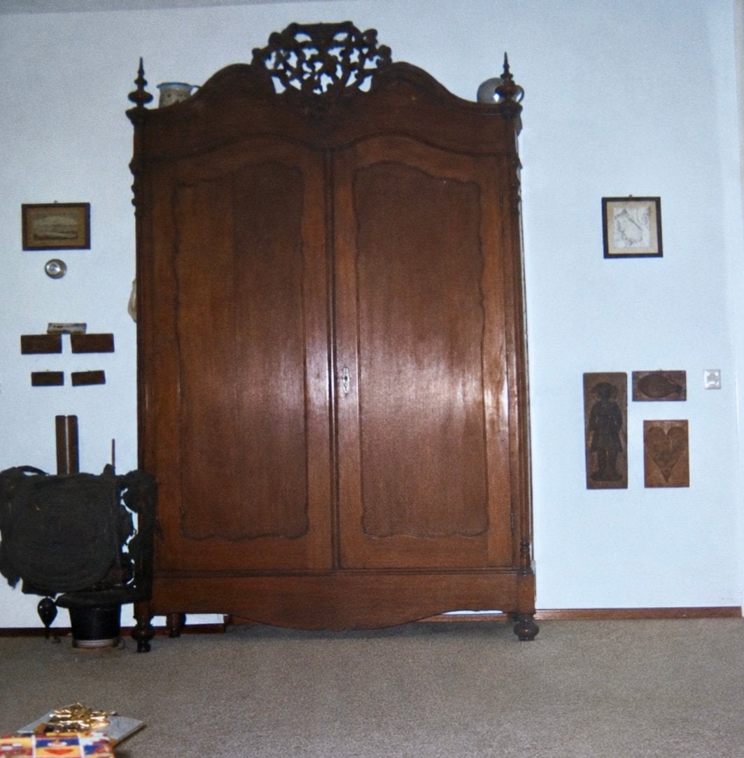 Oude antieke houten kast, Ophalen