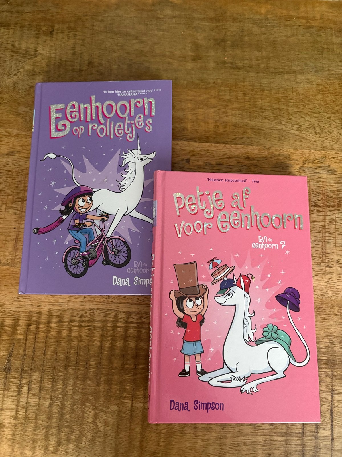 Dana Simpson - Petje af voor eenhoorn+ eenhoorn op rolletjes, Fictie algemeen, Dana Simpson, Ophalen of Verzenden, Zo goed als nieuw