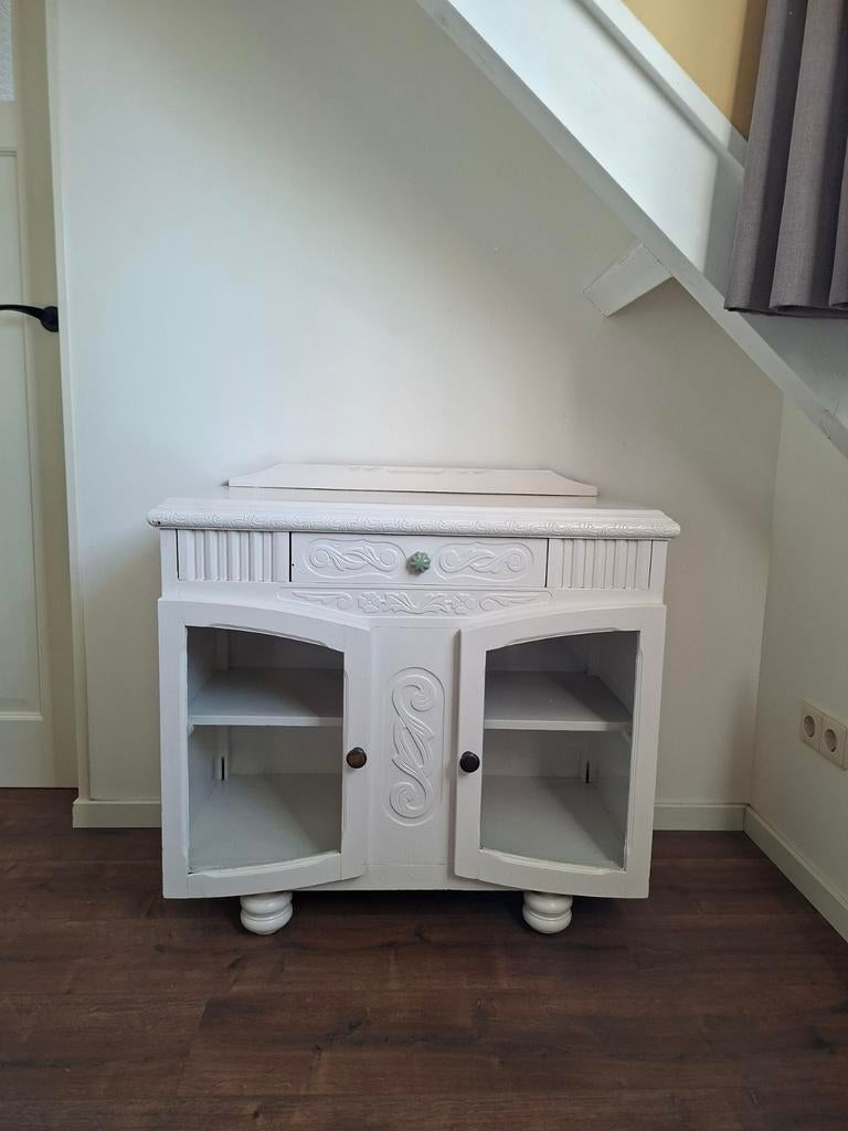 Charmant wit vitrinekastje servieskastje met glazen deuren, Huis en Inrichting, Kasten | Vitrinekasten, Ophalen, Glas, Charmant, Klassiek