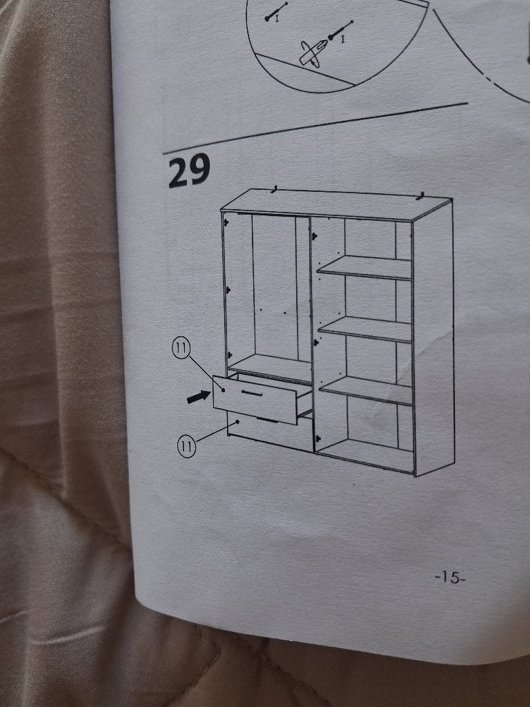 Zwarte linnenkast