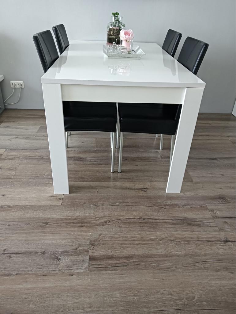 Moderne witte eettafel met 4 zwarte stoelen, Ophalen, Gebruikt, 4 tot 6 stoelen