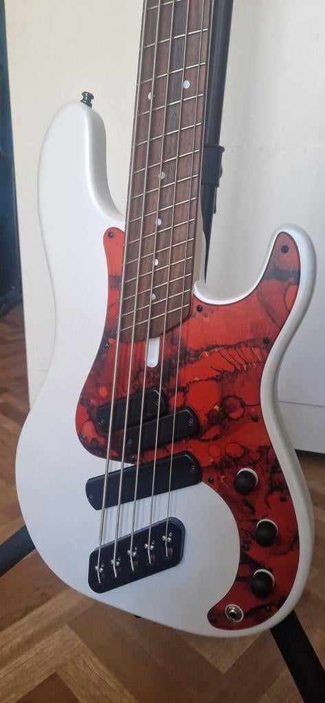 Dingwall SP1 5-String Ducati Pearl White Matte, Muziek en Instrumenten, Snaarinstrumenten | Gitaren | Bas, Ophalen, Zo goed als nieuw