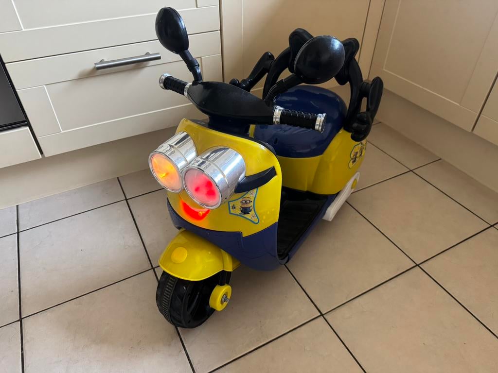 Minion kinderscooter 6V muziek geluid rijden elektrisch, Ophalen, Minion, Minion, Zo goed als nieuw