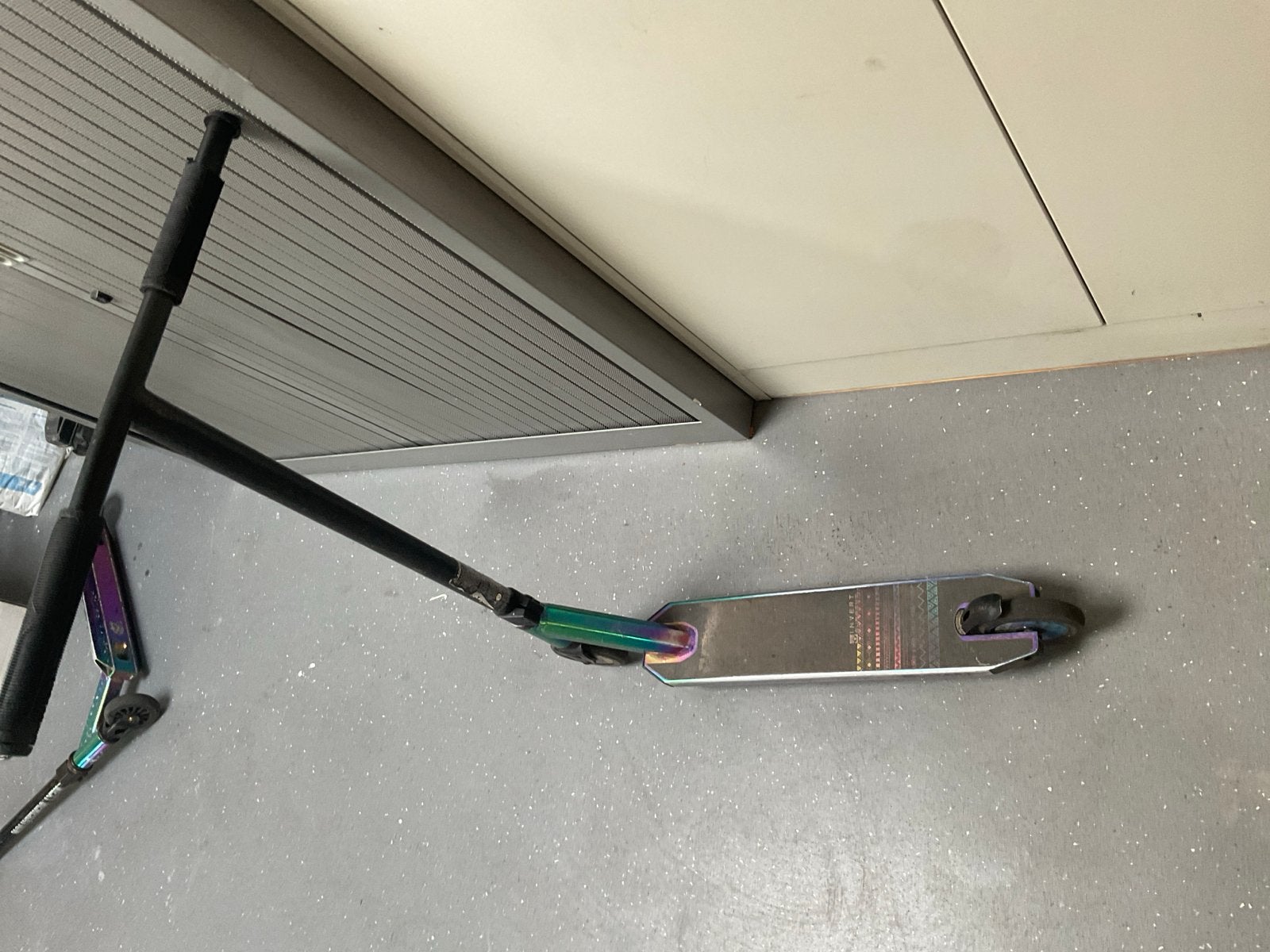 Stuntstep Invert Supreme 1-7-12 met neochrome deck, Fietsen en Brommers, Steps, Ophalen of Verzenden, Gebruikt, Gewone step