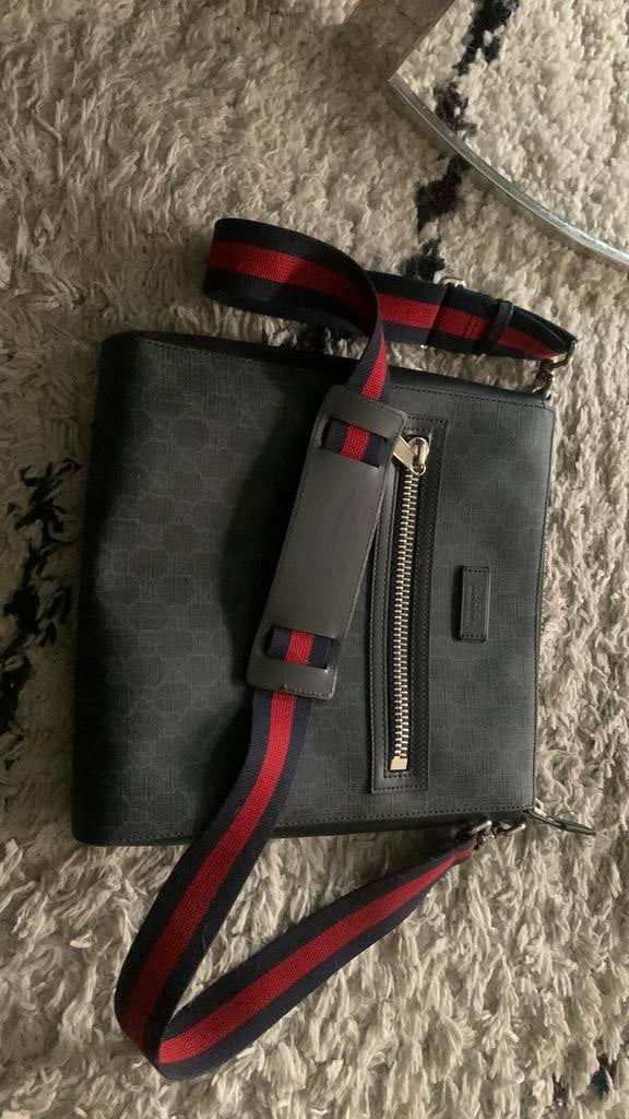 Gucci mannen schoudertas, Sieraden, Tassen en Uiterlijk, Tassen | Schoudertassen, Zwart, Zo goed als nieuw, Leer, Ophalen