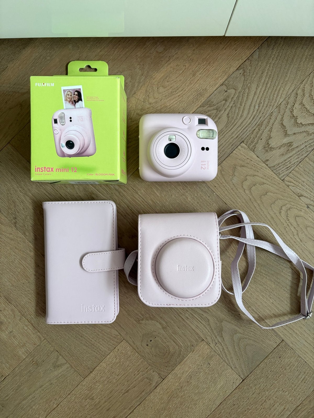 Instax Mini 12 Blossom Pink met hoesje en fotoalbum, Ophalen of Verzenden, Zo goed als nieuw, Polaroid, Overige Merken