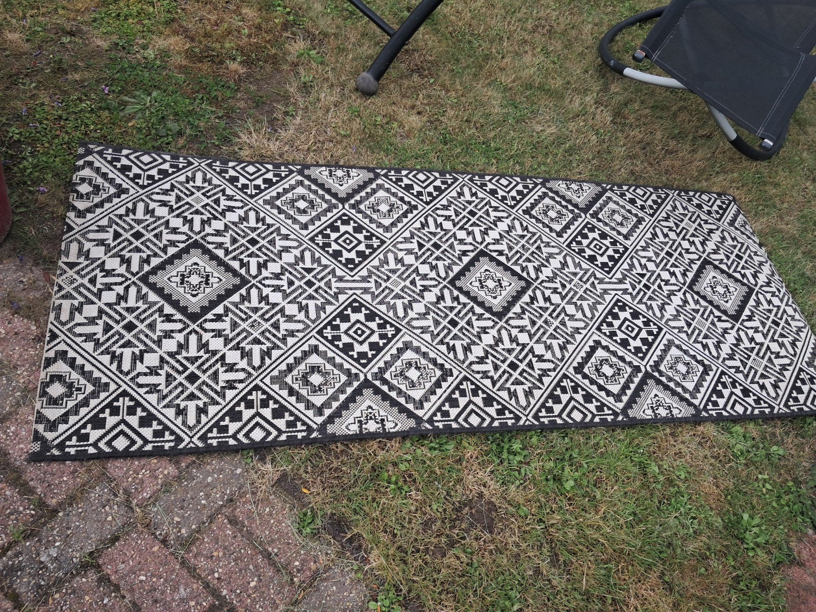 Zwart-wit buitenkleed met geometrisch patroon 200x80, Huis en Inrichting, Stoffering | Tapijten en Kleden, Zo goed als nieuw, 50 tot 100 cm