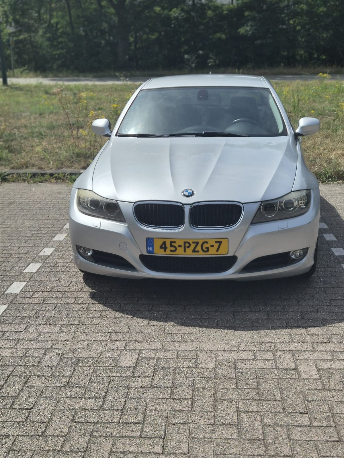BMW 3-Serie e90, 318 2011 Grijs , Airco , apk 23/04/2027, Auto's, Achterwielaandrijving, Origineel Nederlands, Handgeschakeld
