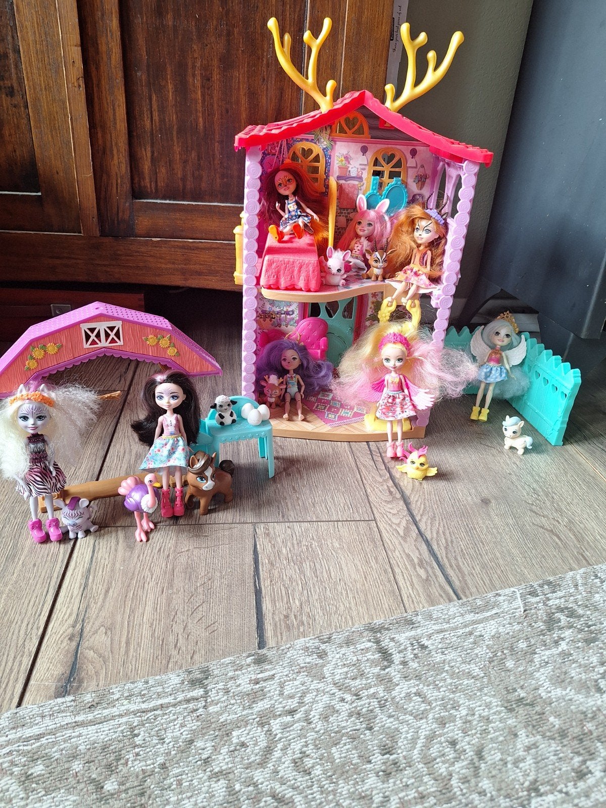 Enchantimals Poppenhuis met poppen en accessoires, Ophalen, Gebruikt, Poppenhuis