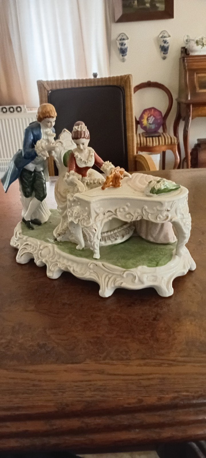 Antiek porseleinen beeldje: Romantisch tafereel, Ophalen