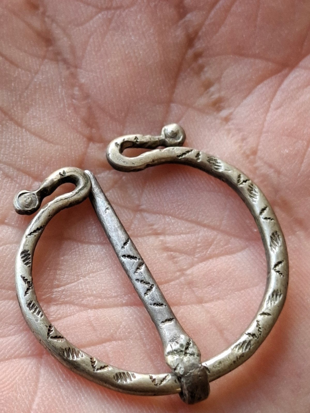 middeleeuwse zilveren fibula bodemvondst, Antiek en Kunst, Ophalen of Verzenden