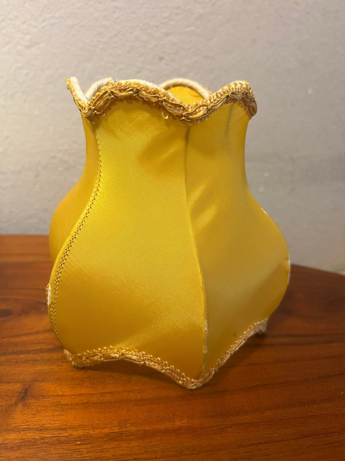 Vintage geel antiek satijn lampenkapje boho chique oud kapje, Huis en Inrichting, Lampen | Lampenkappen, Metaal, Gebruikt, Tafellamp