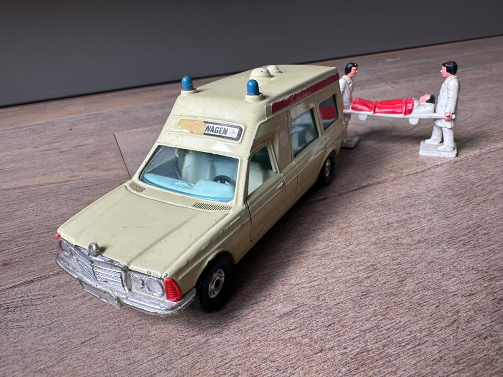 Corgi toys Mercedes Ambulance 2500 Bonna, Ophalen of Verzenden, Zo goed als nieuw, Auto