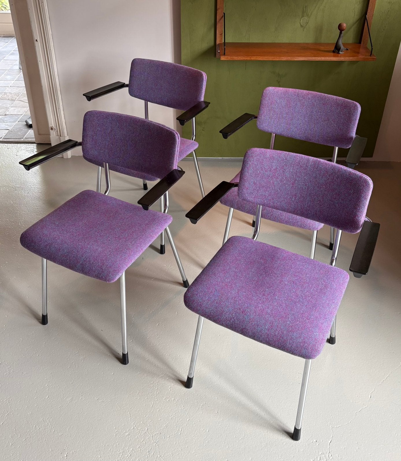 4x Gispen 1235 eetkamerstoelen met armleggers nieuwe stof, Huis en Inrichting, Stoelen, Ophalen, Overige kleuren, Culemborg, Zo goed als nieuw