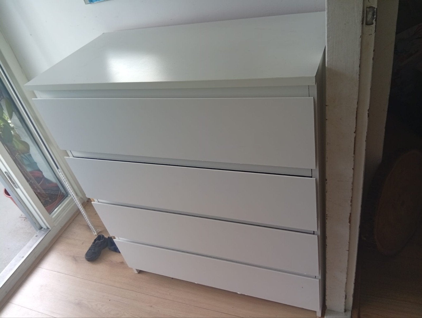 Witte ladekast met 4 laden, Huis en Inrichting, Kasten | Ladekasten, Gebruikt, 100 tot 150 cm, 100 tot 150 cm, Ophalen of Verzenden