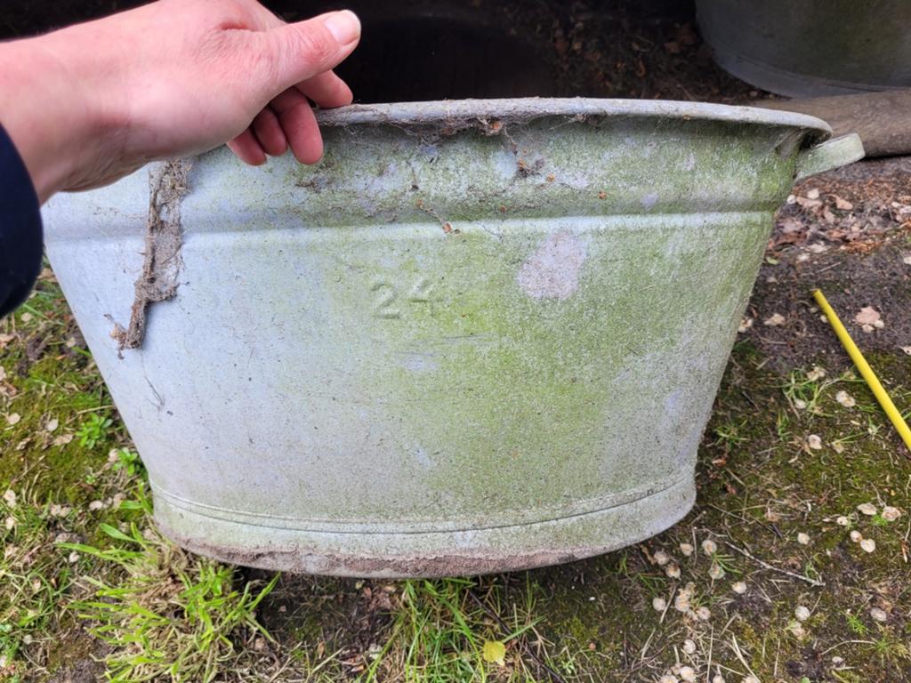 4 Zinken teilen,  1 emmer en kippendrinkbak, Tuin en Terras, Ophalen, Gebruikt, Rond, Metaal