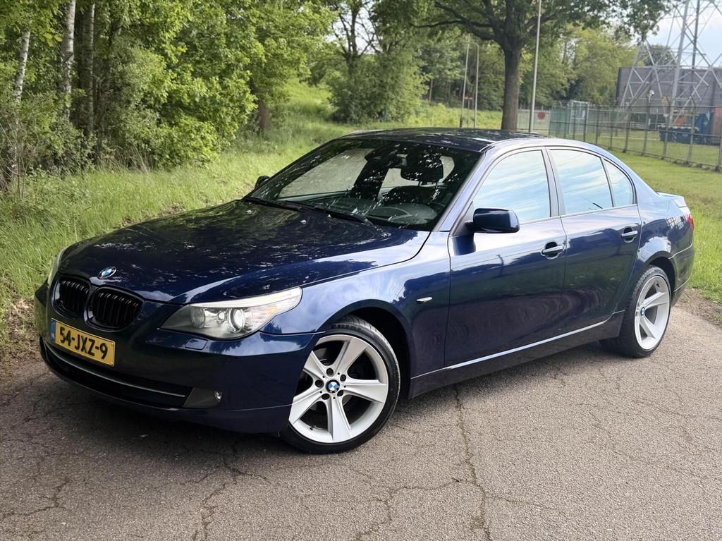 BMW E60 5-Serie 520i HUD Softclose Memory Keyless ☑️, Auto's, Automaat, Achterwielaandrijving, 4 cilinders, Blauw