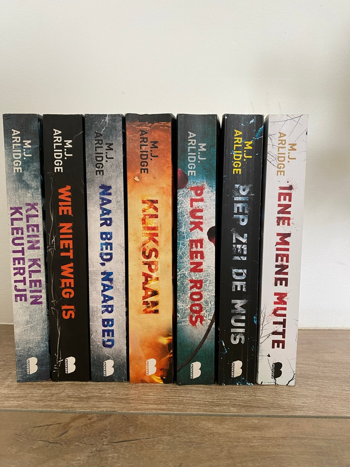 M.J. Arlidge boekenreeks - 7 thrillers, Boeken, Thrillers, Ophalen of Verzenden, Gelezen, Europa overig