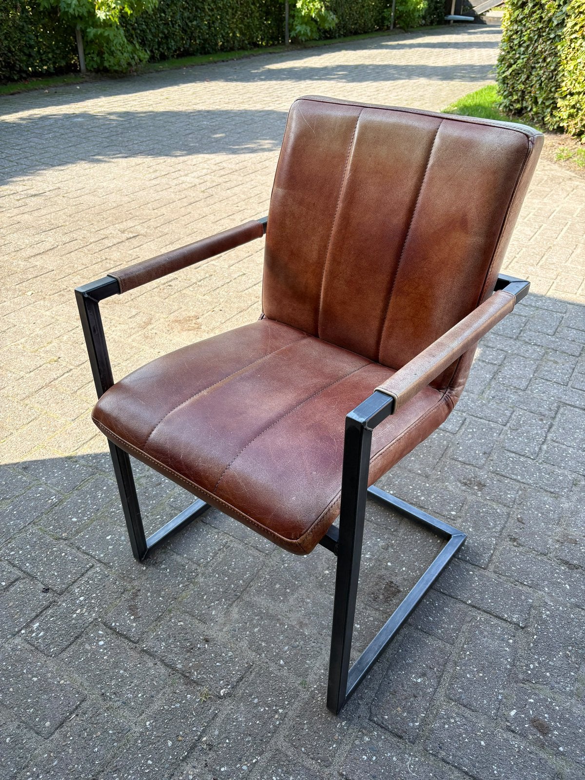 6 leren eetkamerstoelen met armleuning en stalen frame, Huis en Inrichting, Ophalen, 200 cm of meer, 50 tot 100 cm, Zo goed als nieuw