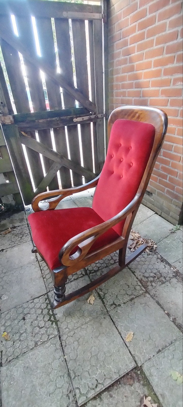 vintage schommelstoel rode bekleding donker hout, Victorian, Ophalen of Verzenden, Zo goed als nieuw, Eén