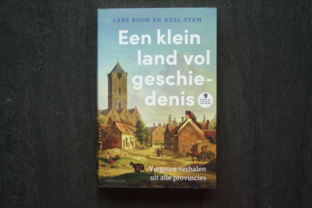 EEN KLEIN LAND VOL GESCHIEDENIS... (2025), Boeken, Geschiedenis | Vaderland, Ophalen of Verzenden, Zo goed als nieuw
