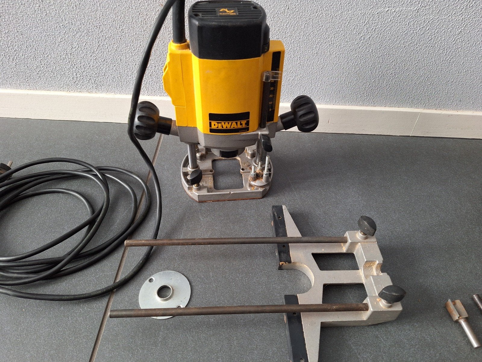 Dewalt DW615 bovenfrees met geleider 900 Watt, Gebruikt, Ophalen of Verzenden, Bovenfrees, Dewalt