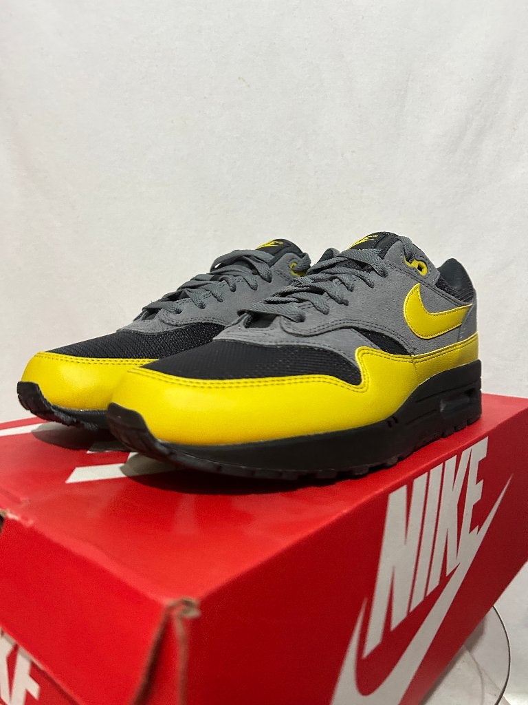 NIEUW! Maat 42,5 - Nike Air Max 1 Essential Batman, Overige kleuren, Verzenden, Nike, Nieuw