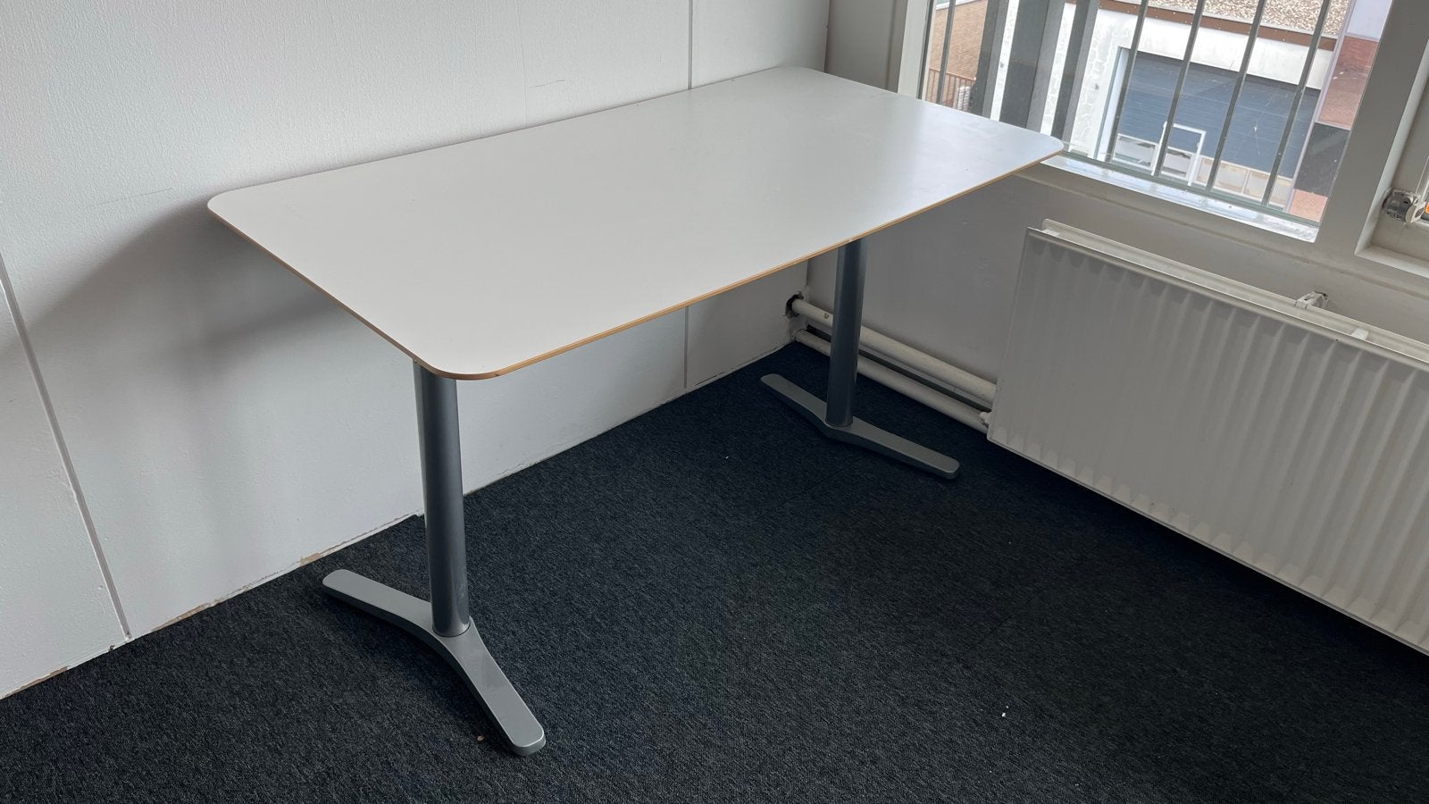 Modern wit bureau met metalen onderstel, Ophalen, Gebruikt, Metaal, Onbekend