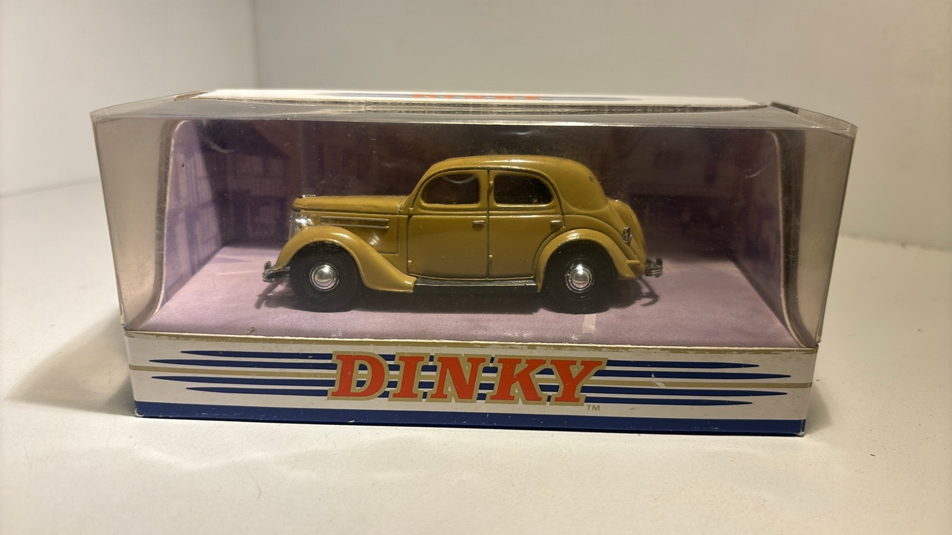 Ford v8 pilot 1950 dinky matchbox 1.43, Auto, Ophalen of Verzenden, A, A