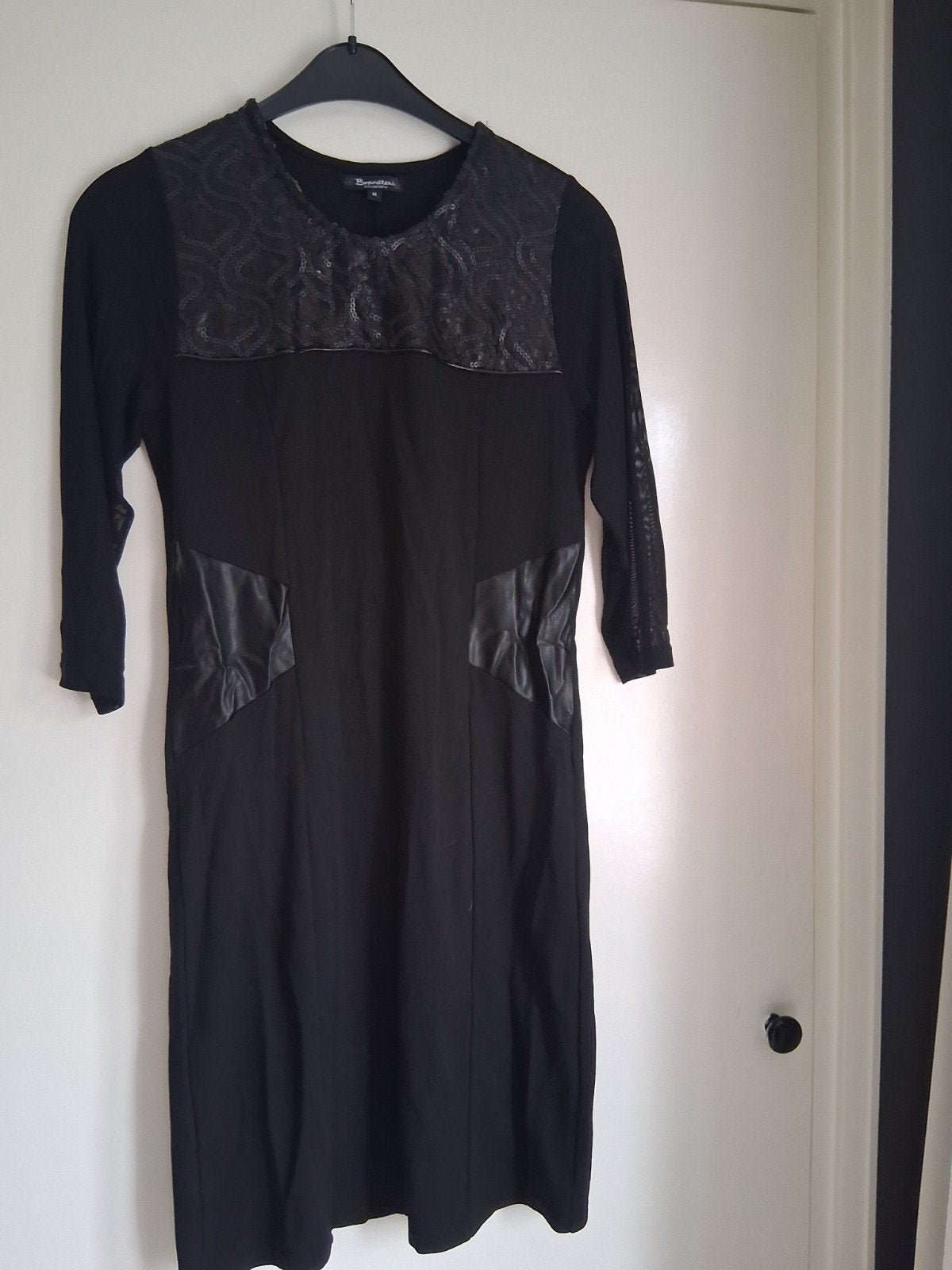Brandtex jurk zwart met pailletten en leerlook details, Kleding | Dames, Maat 38/40 (M), Zwart, Ophalen of Verzenden, Knielengte
