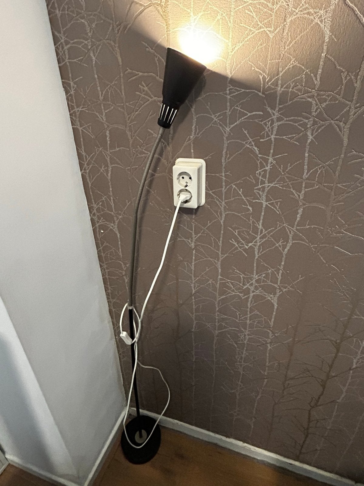 Gratis vloerlamp - Functioneel en stijlvol, Huis en Inrichting, Ophalen, Gebruikt, 100 tot 150 cm, E27 (groot)