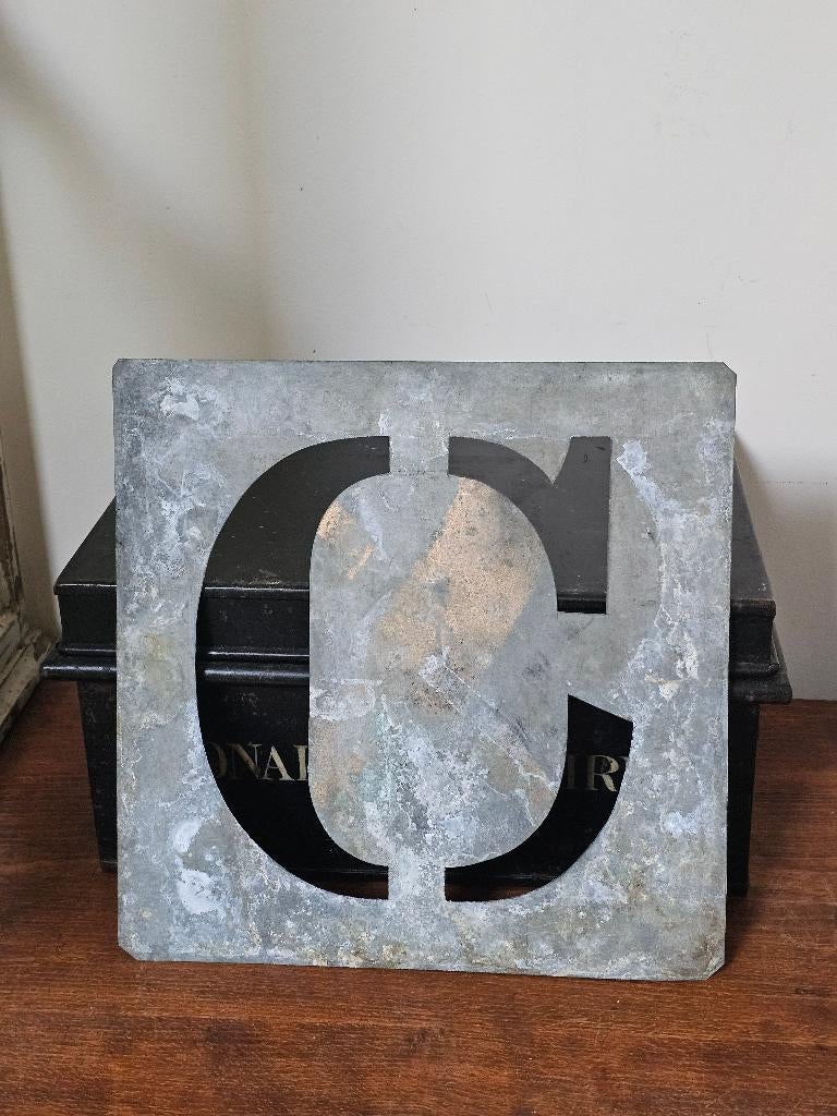 Groot oud zinken lettersjabloon alfabet LETTER 'C' 26X26cm, Antiek en Kunst, Ophalen of Verzenden