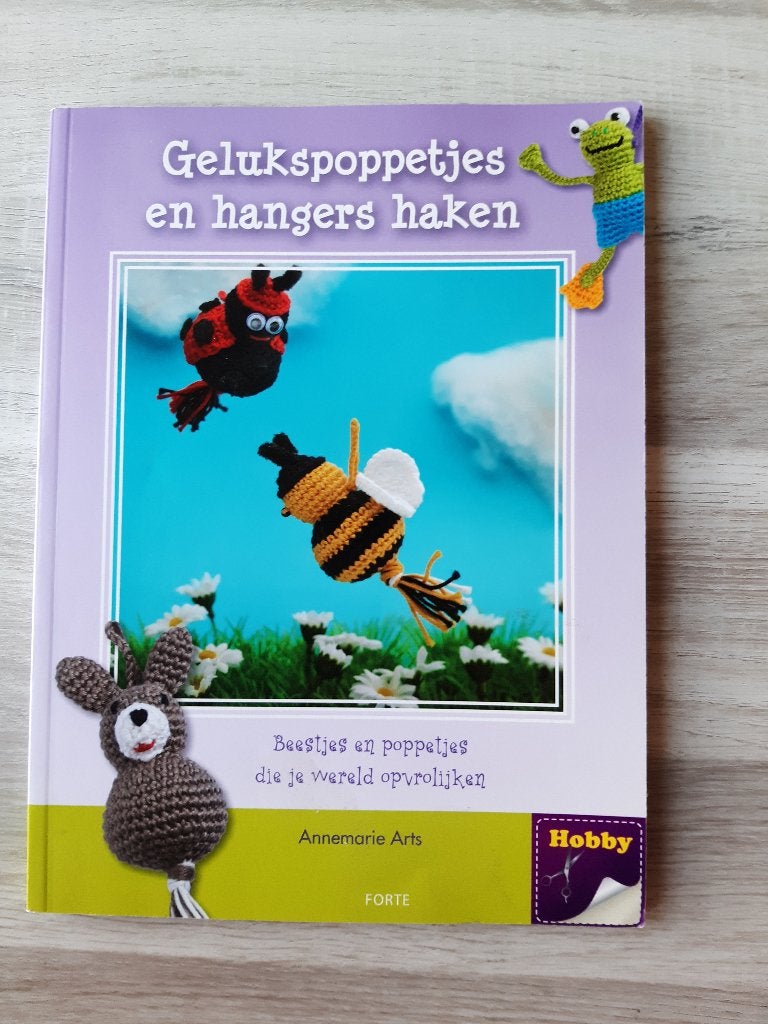 Gelukspoppetjes en hangers haken - Annemarie Arts, Ophalen of Verzenden, Zo goed als nieuw, Breien en Haken, Annemarie Arts