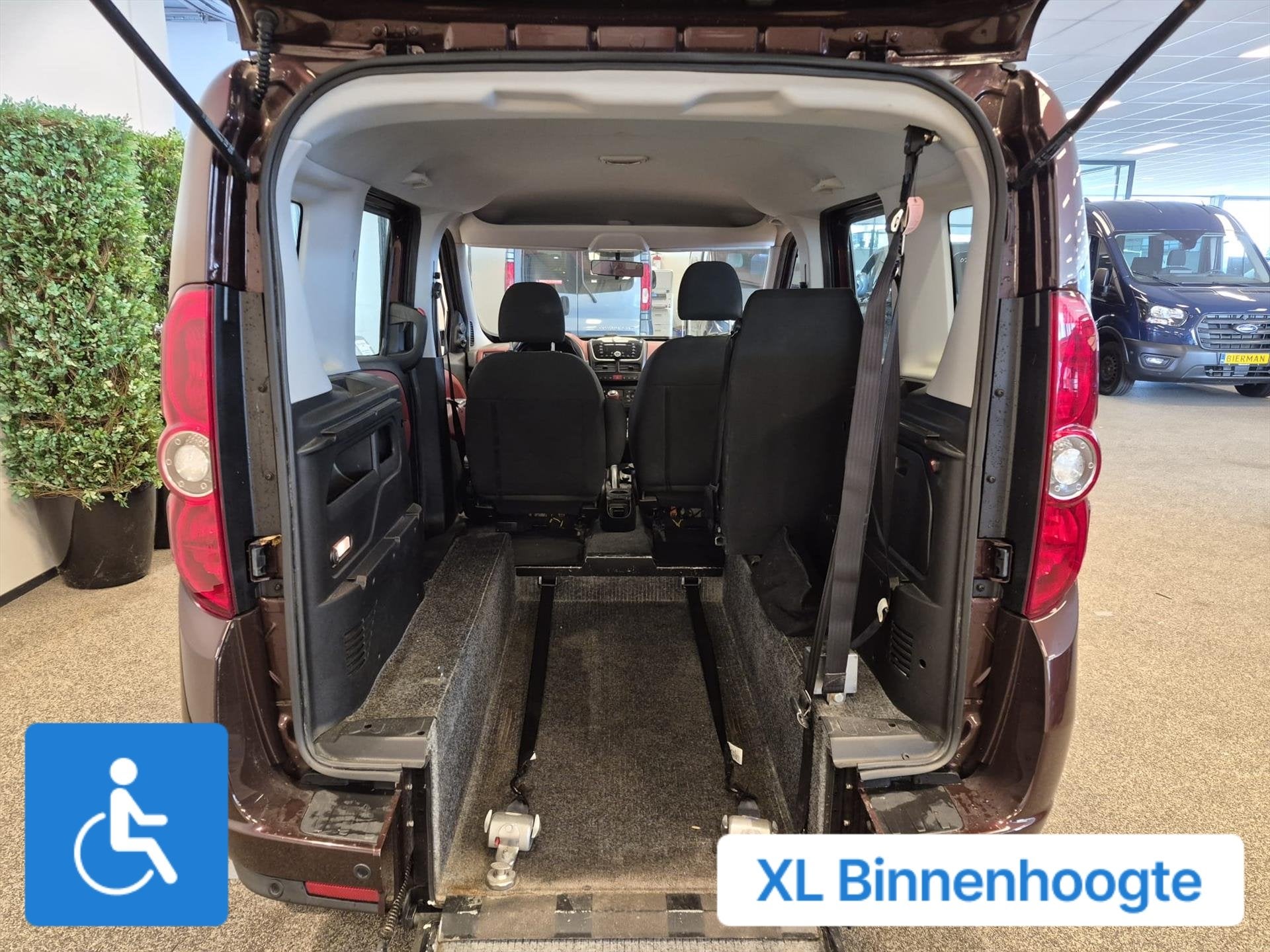 Fiat Doblo Rolstoelauto XXL-Ombouw 160cm binnenhoogte rolsto, Voorwielaandrijving, Stof, Gebruikt, Bedrijf