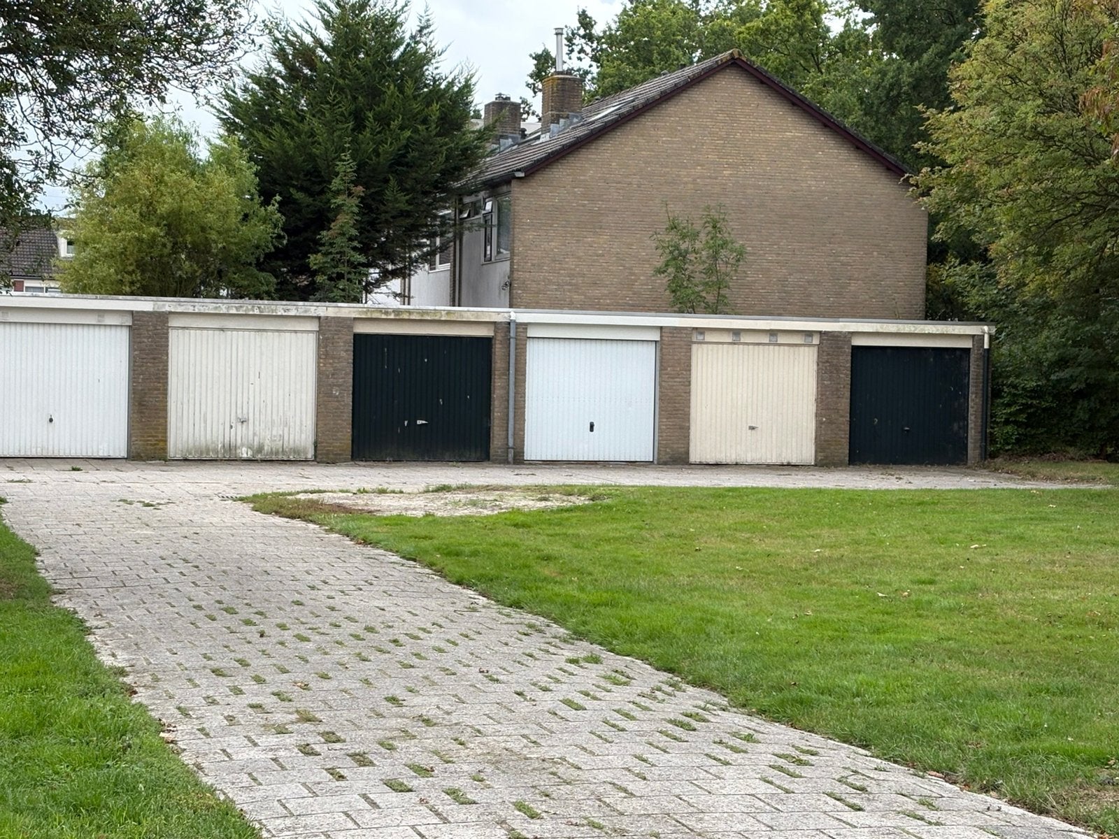 Nette ruime garagebox aan de Talmastraat 2 te Hoogezand, Auto diversen