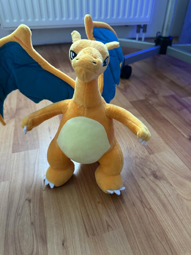 Pokémon knuffels: Charizard en Pikachu samen 15 euro, Ophalen, Gebruikt, Overige typen, Middelgroot (20 tot 80 cm)