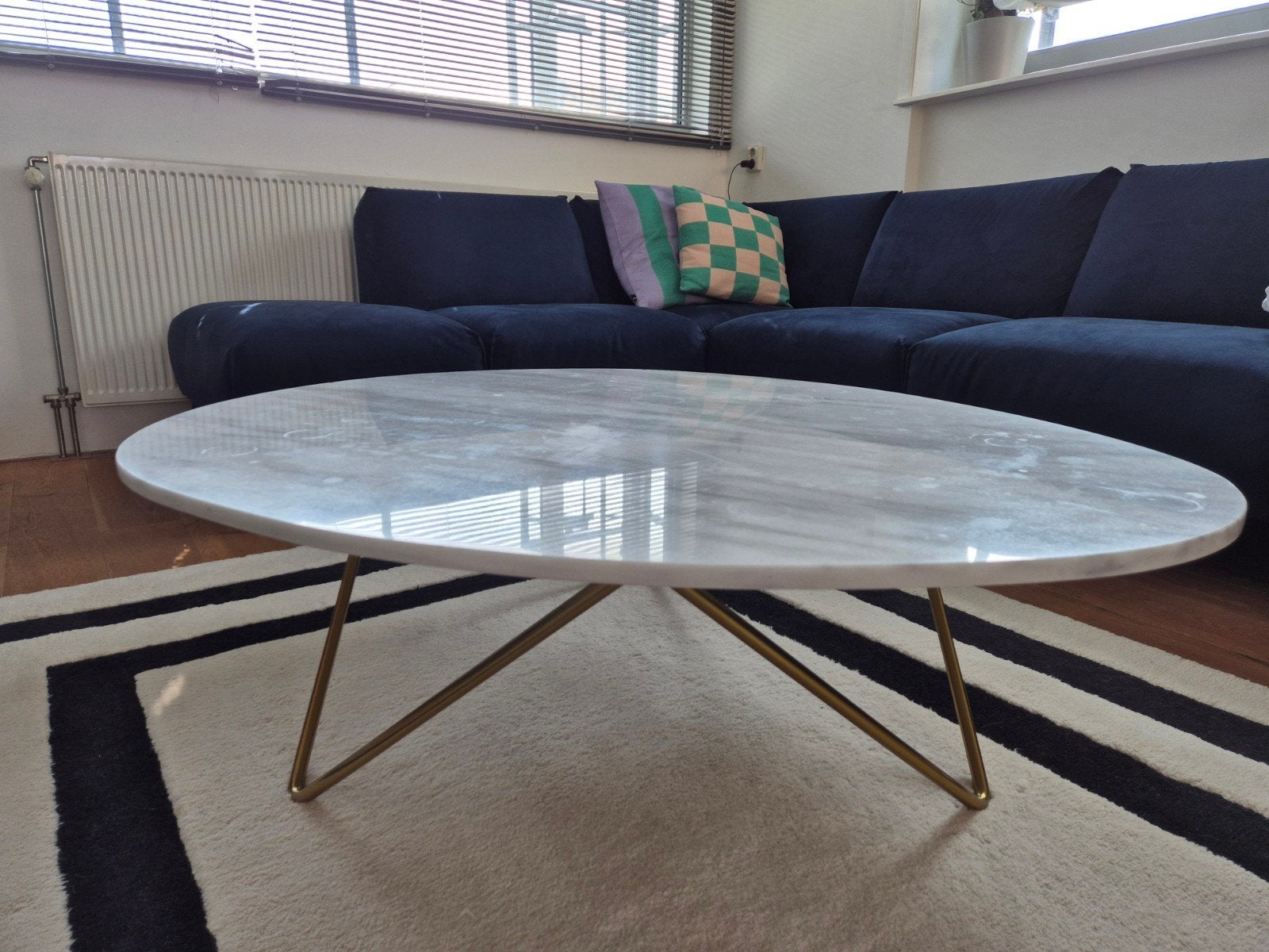 Furnified - witte marmeren salontafel met gouden onderstel, Ophalen, Modern, Klassiek, Gebruikt, 100 tot 150 cm
