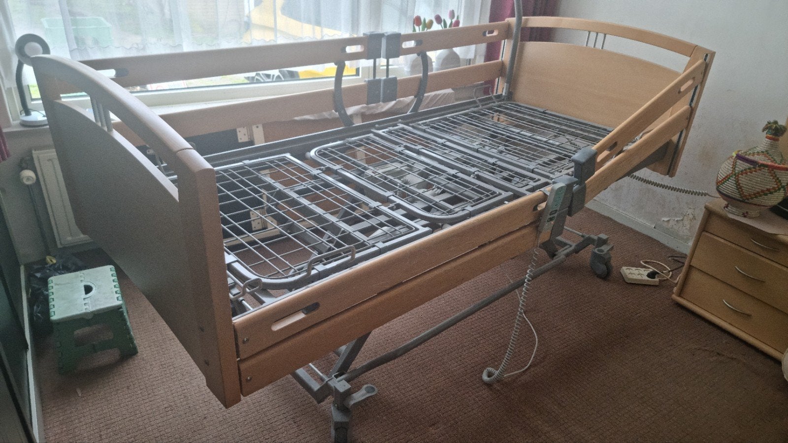 Eenpersoons verstelbaar zorgbed / thuiszorg bed, Ophalen, 90 cm, Eenpersoons, Bruin