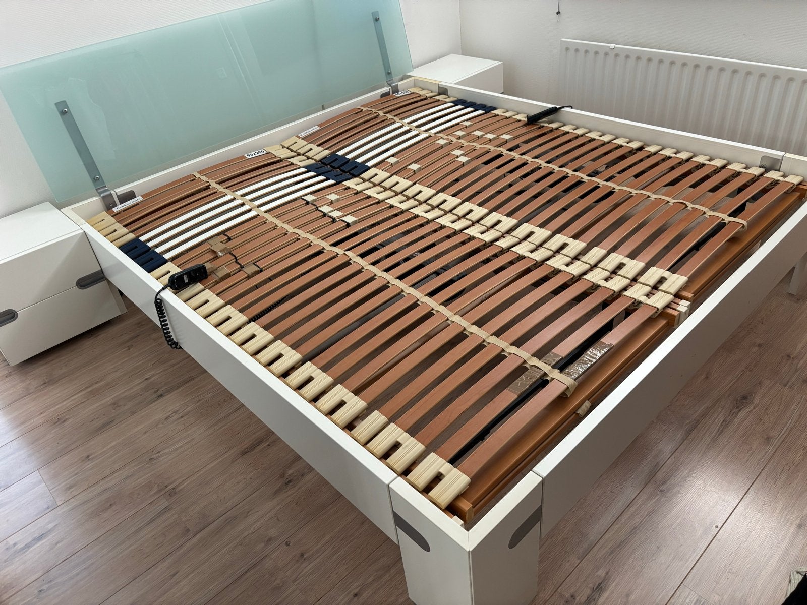 2x Elektrische lattenbodems 90x200 bedombouw met kastjes wit, Ophalen, Wit, Tweepersoons, 180 cm