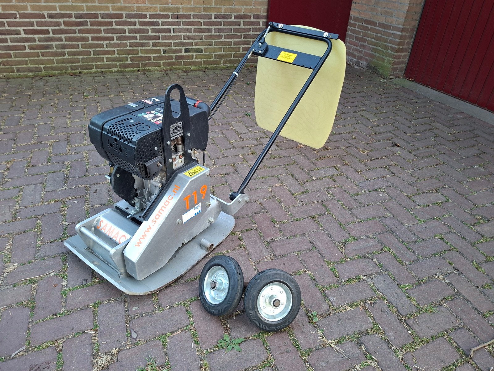 Samac T19 Hatz diesel met ongebruikte trilmat ZGAN, Ophalen, Zo goed als nieuw