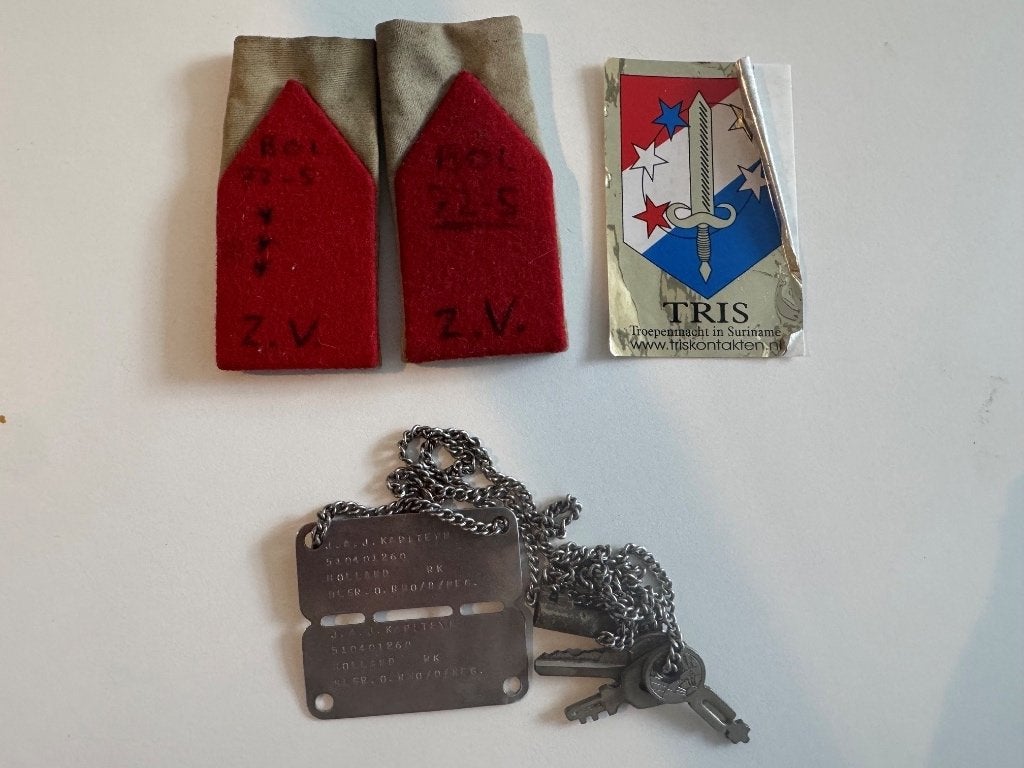 Kavel 1: Schouderstukken en dogtag, Antiek en Kunst, Ophalen
