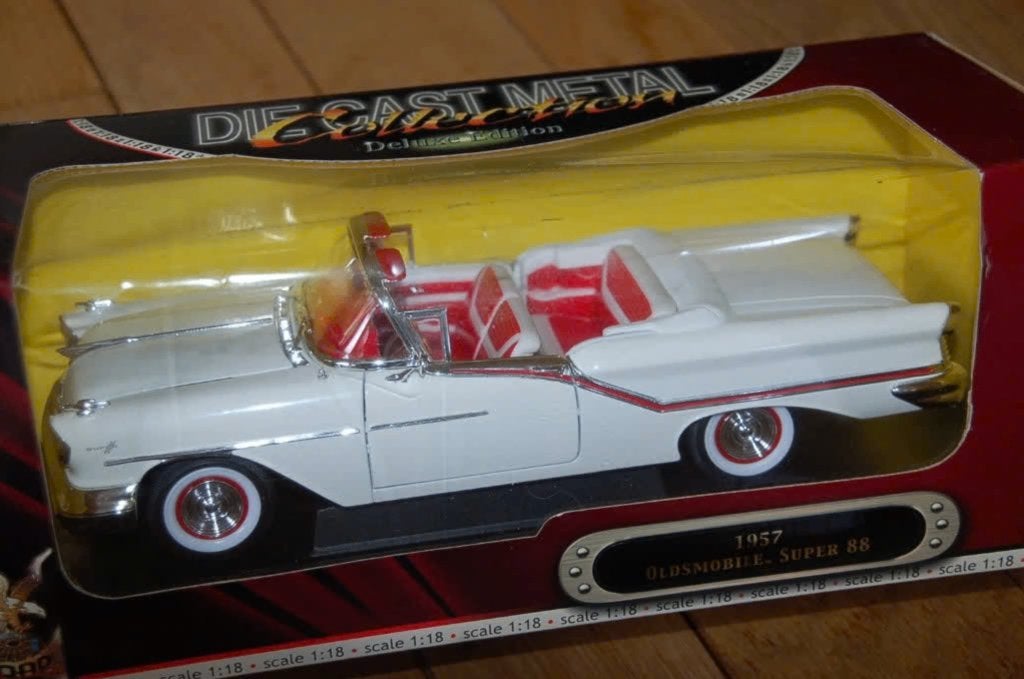 1:18 OLDSMOBILE SUPER 88 white ROAD LEGENDS in box WRH, Verzenden, Zo goed als nieuw, Auto, Overige merken