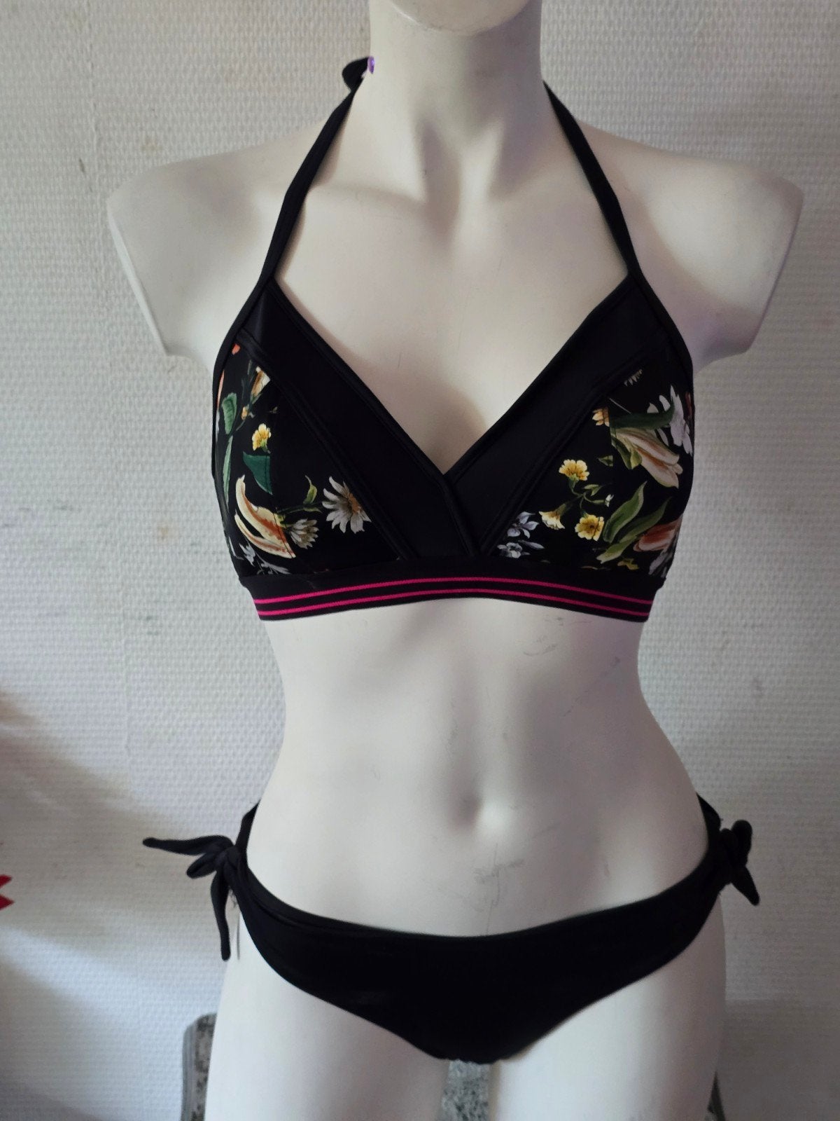 Freya Zwarte bikini met bloemenprint maat 75E/S, Zwart, Zo goed als nieuw, Bikini, Freya