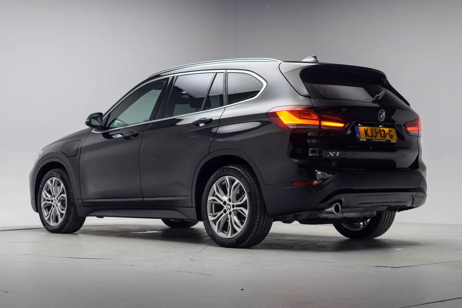 BMW X1 xDrive25e Executive Aut. [ LED Navi Camera ], Auto's, 125 pk, Gebruikt, 750 kg, Zwart